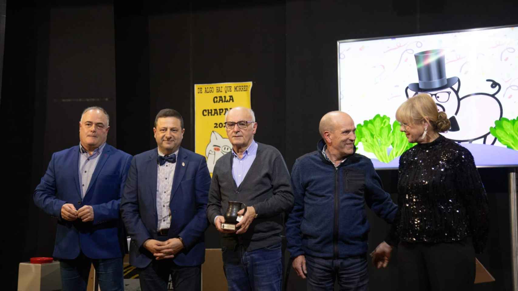 Entrega del obsequio honorífico a Antonio Alonso, ‘Tito’, responsable del Café Quico, en la Gala do Chapante.