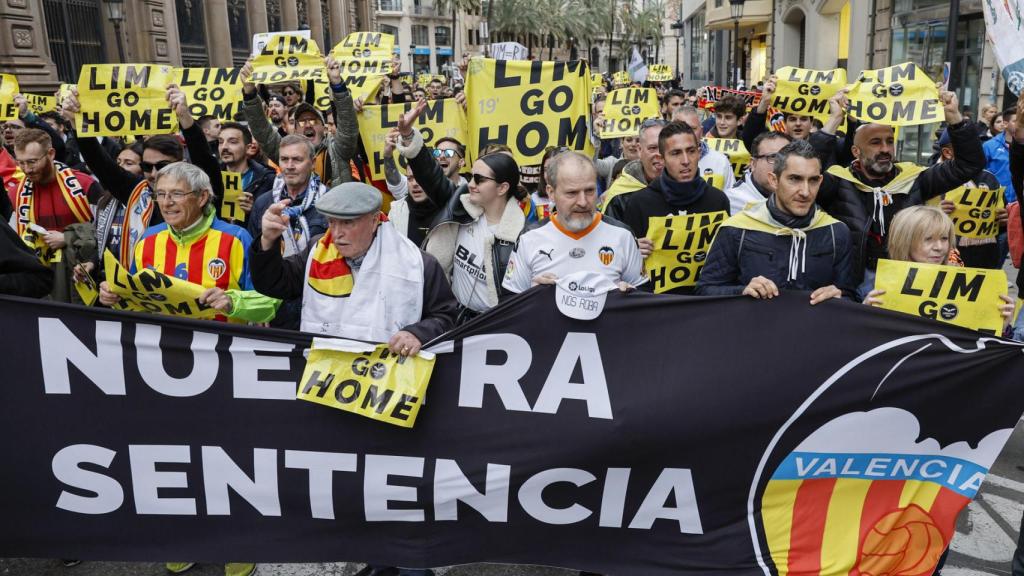 Manifestantes por las calles de Valencia protestando contra Peter Lim