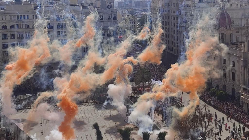 Vistas desde el Atenea Sky a la plaza del Ayuntamiento durante una 'mascletà'. EE