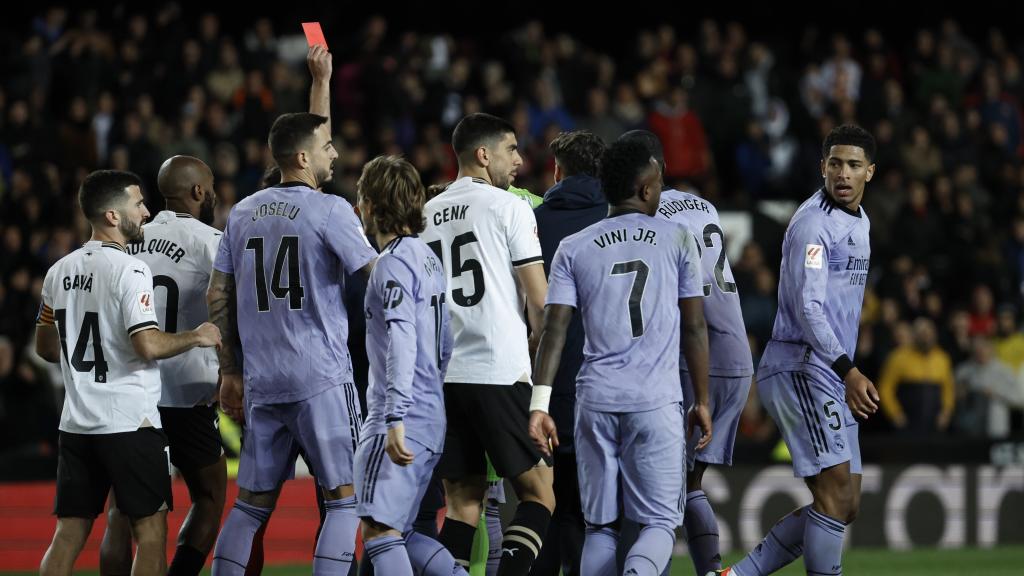 El árbitro Gil Manzano muestra tarjeta roja a Jude Bellingham, autor del gol anulado en el último momento del partido, tras su protesta.