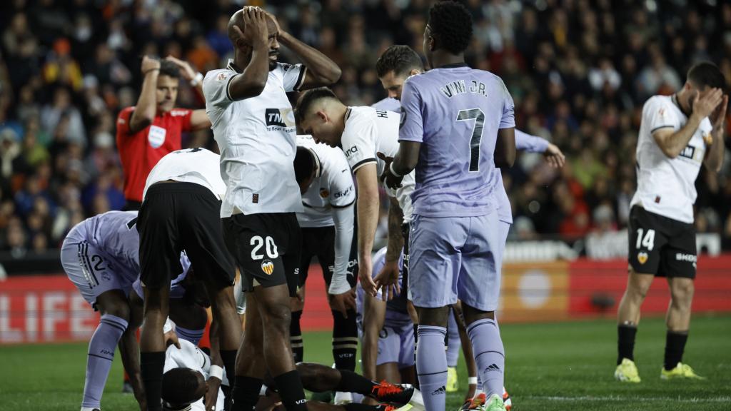 Foulquier y otros jugadores del Valencia se llevan las manos a la cabeza al ver la lesión de Diakhaby.