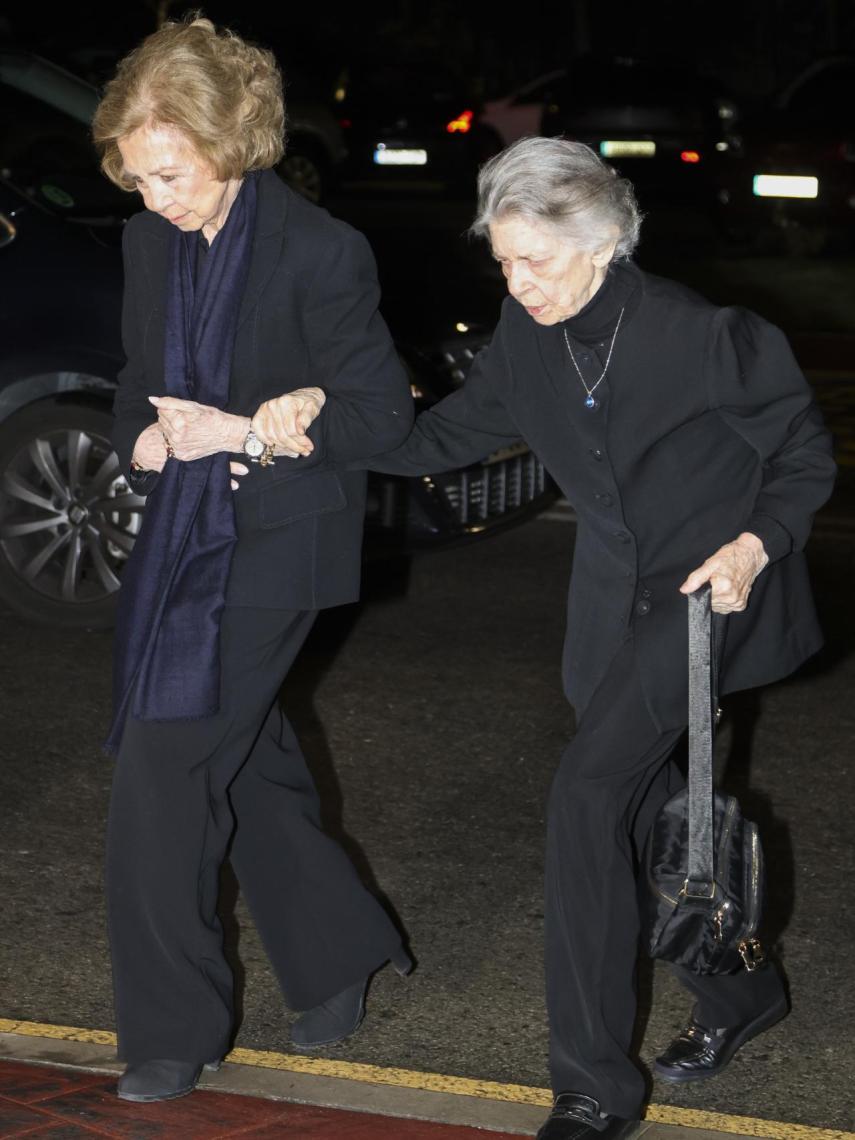 La emérita Sofía junto a su hermana, Irene, en la misa funeral de Fernando Gómez-Acebo.