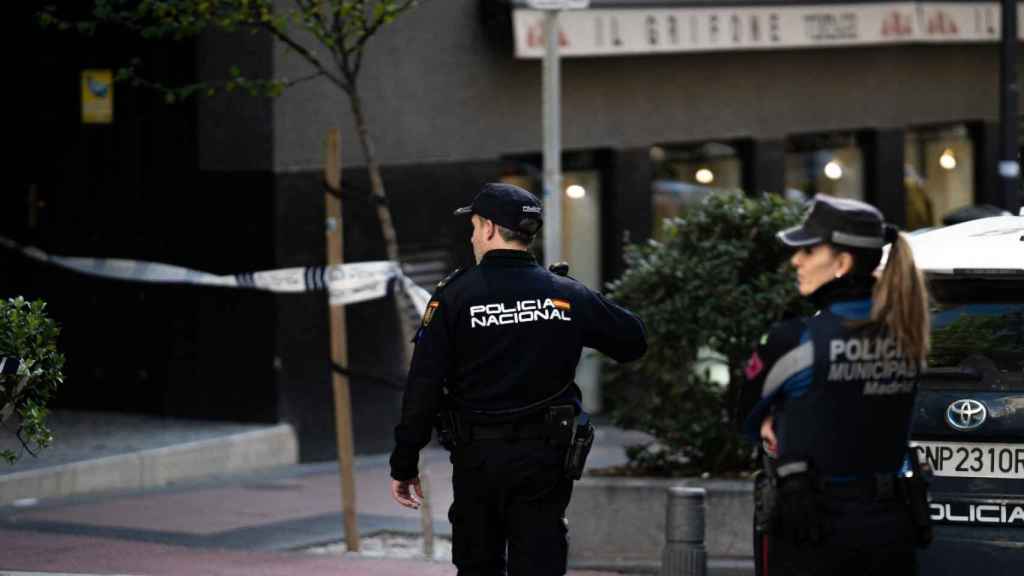 Un agente de la Policía Nacional y otro de la Municipal de Madrid.