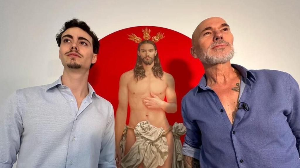 Horacio García y Salustiano García posando junto al tondo original
