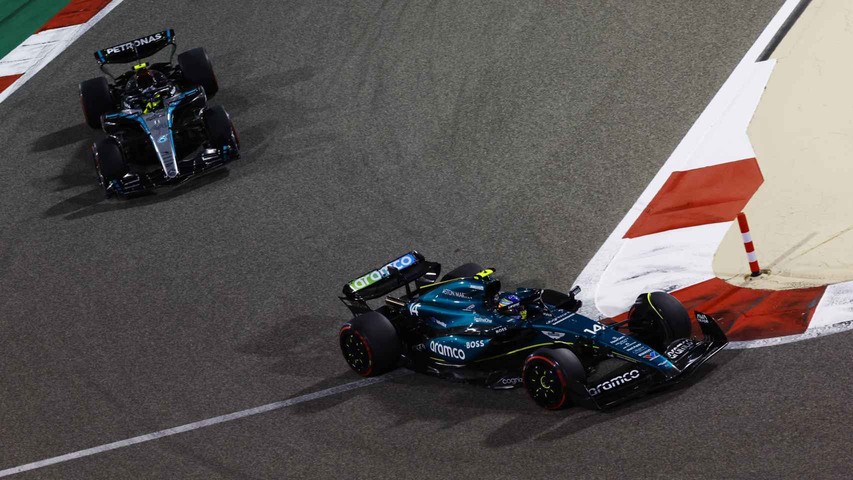 Fernando Alonso y Lance Stroll pugnan por la novena posición en Baréin.