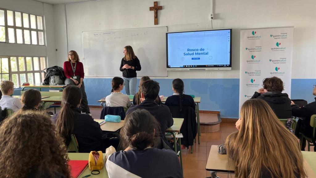 La psicóloga Paloma Carrasco del Hospital Quirónsalud Sagrado Corazón da una charla en el Colegio Montaigne de Sevilla.