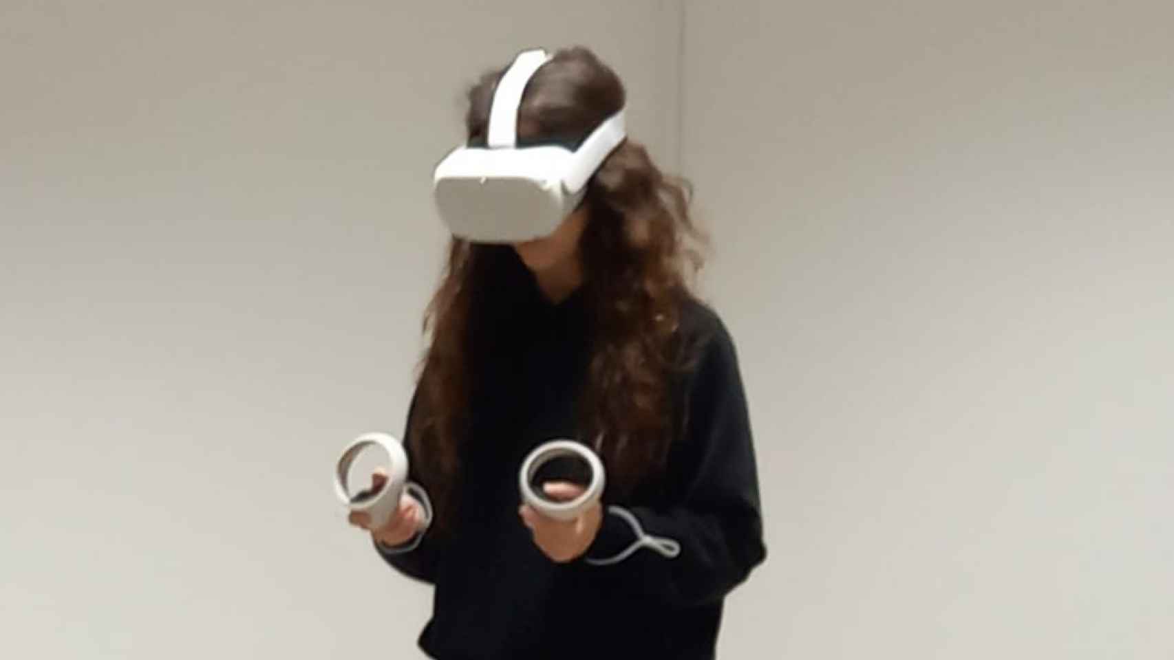 Melena Androide usando gafas de realidad virtual para su obra.