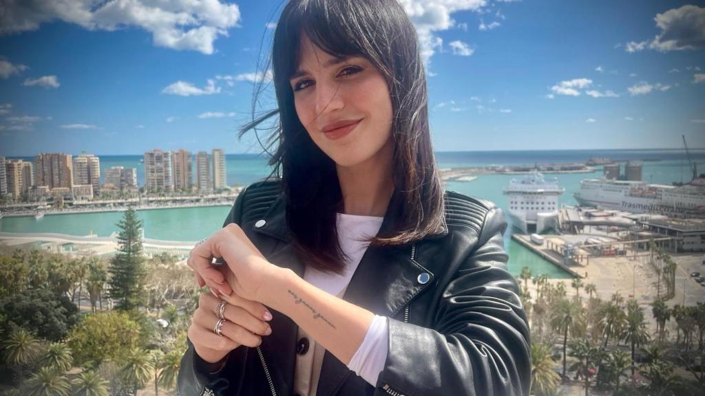 Emi muestra el lema de su hermana, que lleva tatuado.