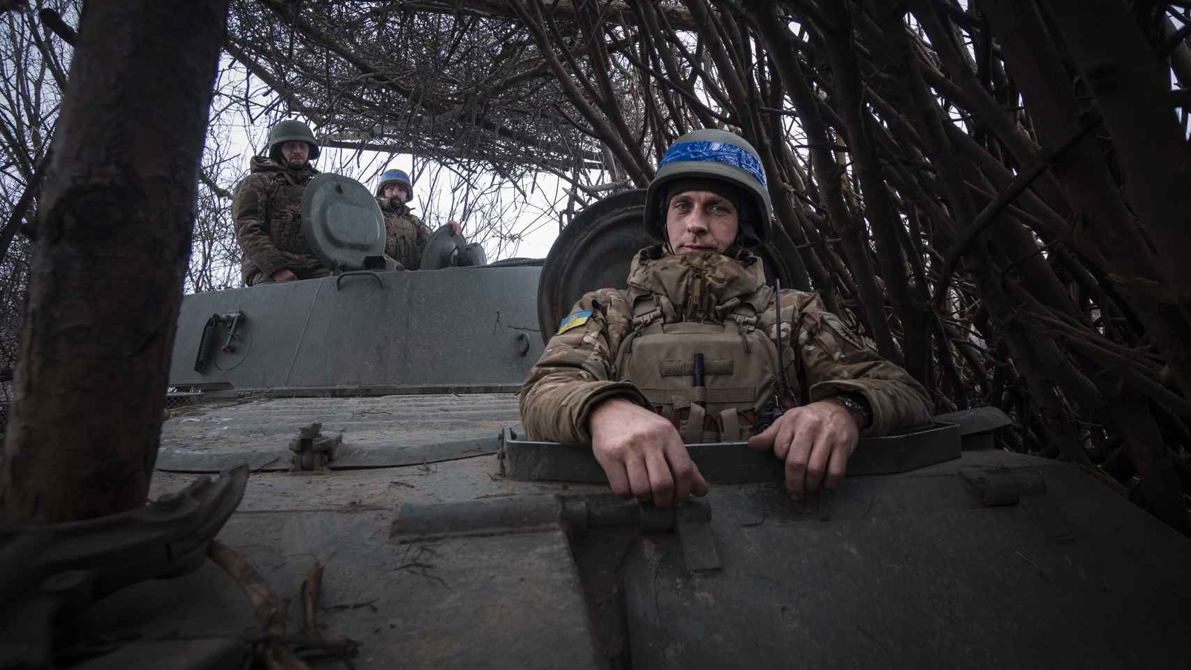 El conductor de un cañón autopropulsado 2S1 ucraniano, desplegado en el frente de Bakhmut, espera en su posición las órdenes para entrar en combate.