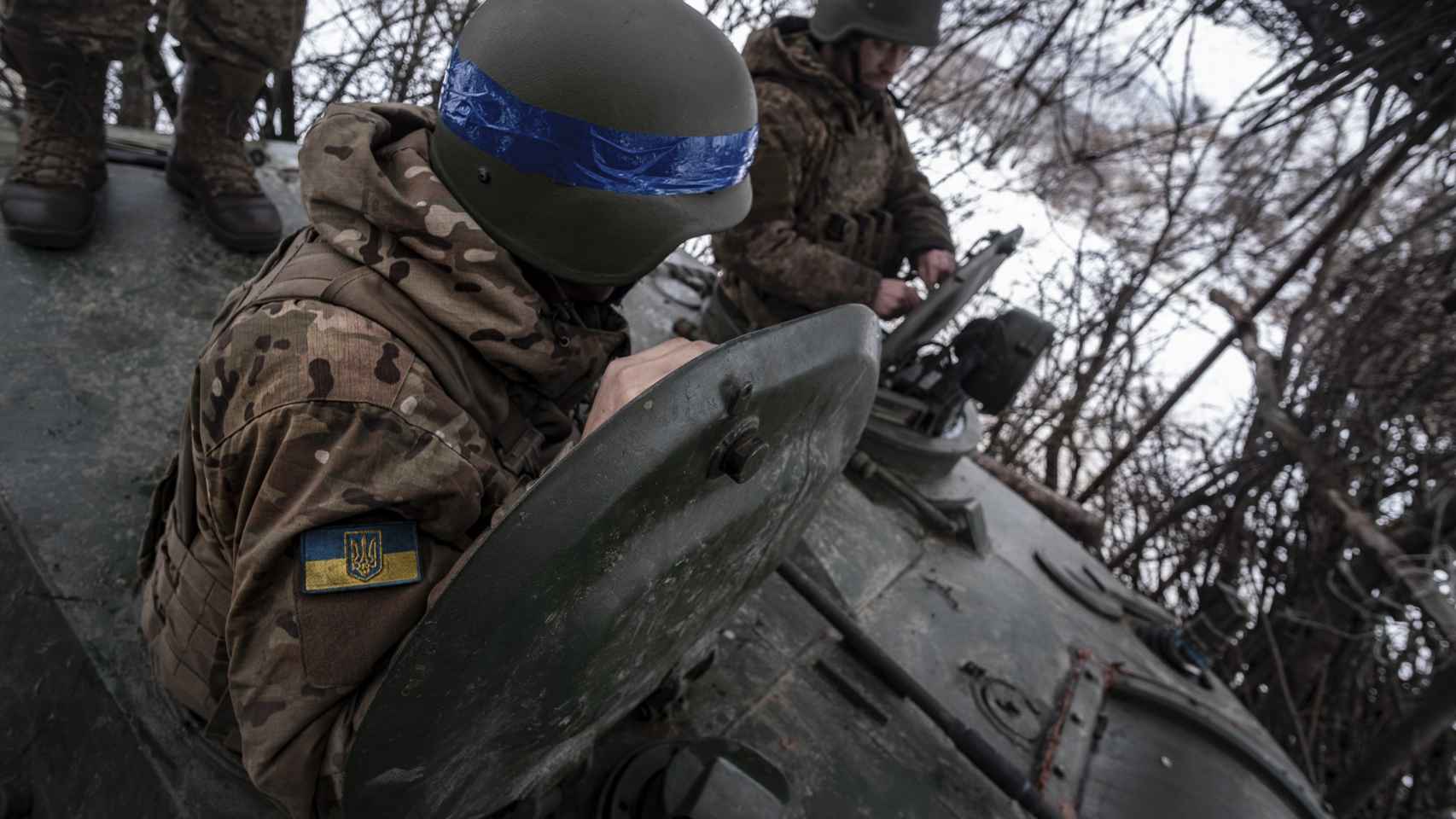Los tripulantes de un cañón autopropulsado ucraniano 2S1 desplegado en el frente de Bakhmut preparan la pieza para entrar en combate.