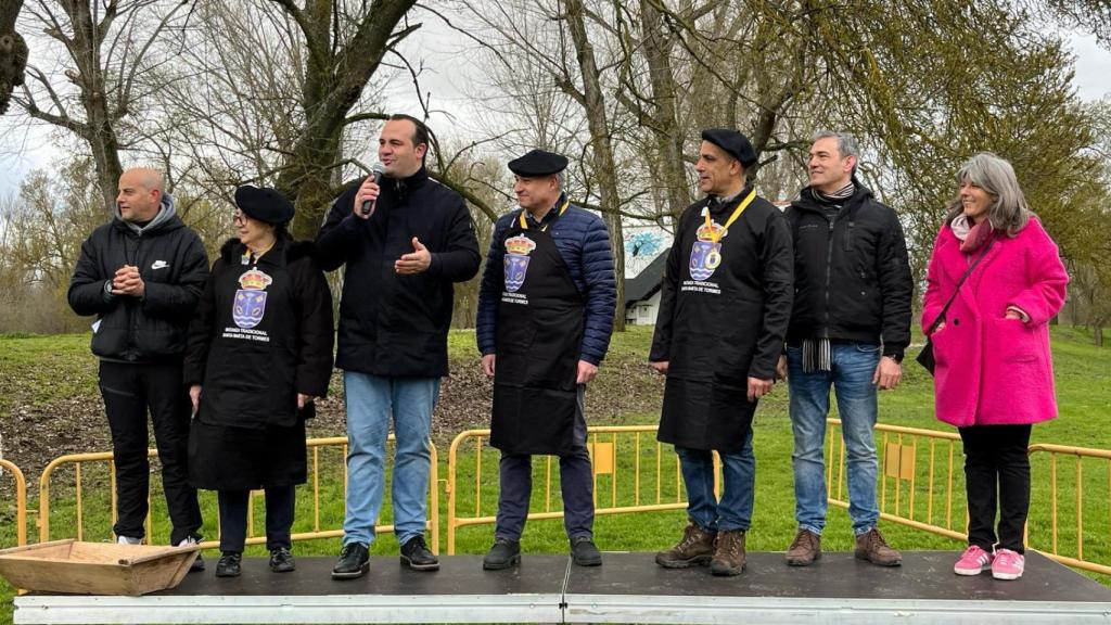 El maestro de ceremonias con los matanceros de honor