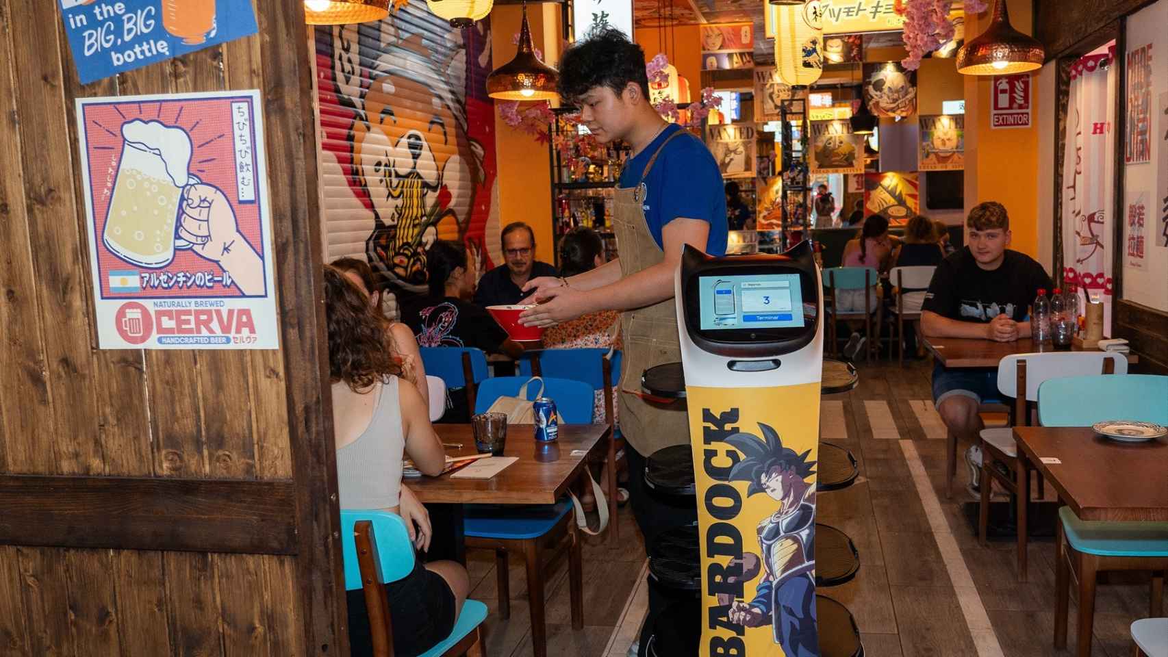Imagen de un camarero y un robot en un restaurante de Sevilla, en una imagen de archivo.