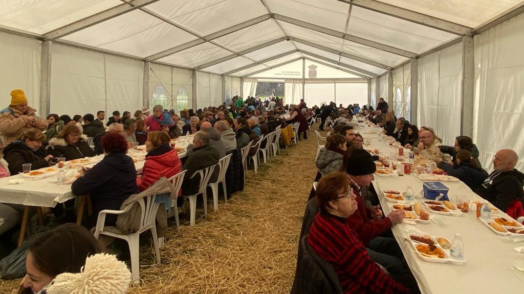 Los vecinos disfrutando de la comida en la matanza de Santa Marta de Tormes