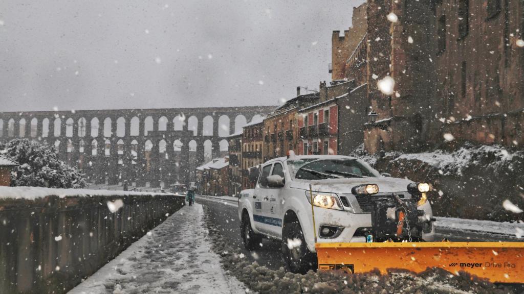 Un vehículo quitanieves trabajando en Segovia
