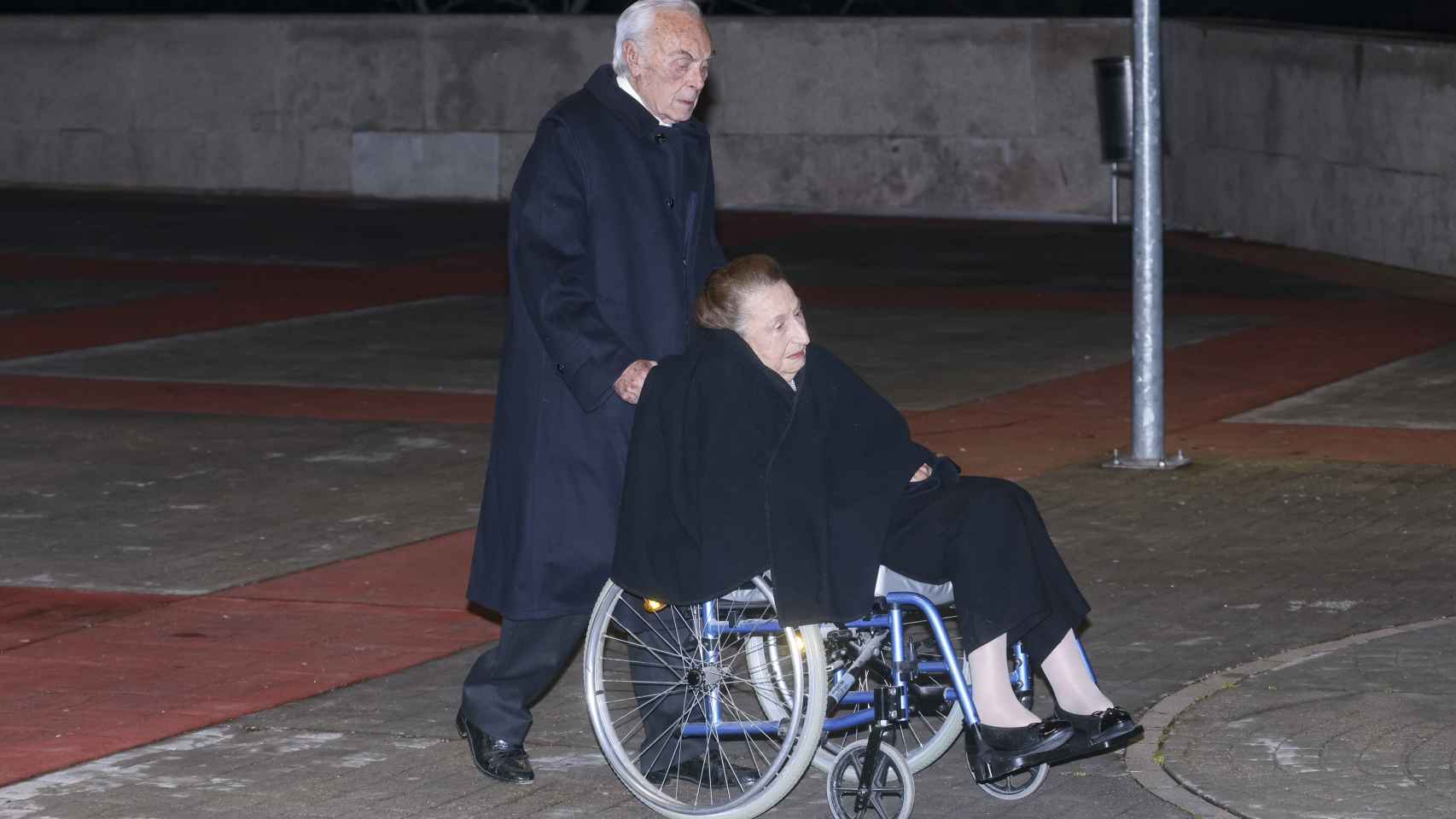 La infanta Margarita junto a su marido, Carlos Zurita, en la misa funeral de Fernando Gómez-Acebo.