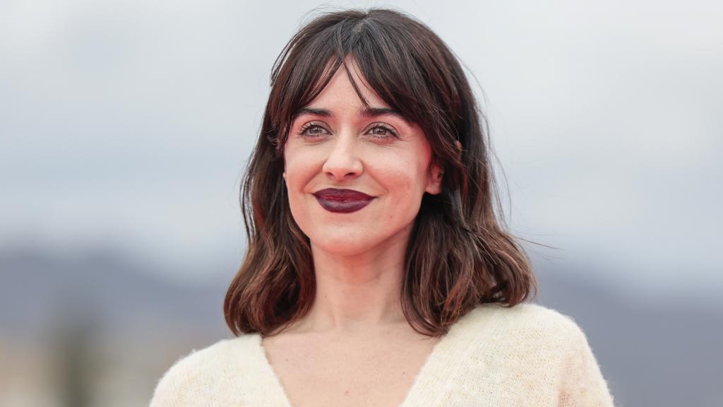 En el maquillaje, Macarena le dio todo el protagonismo a sus labios con un tono burdeos.
