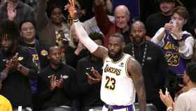 LeBron James hace un gesto tras alcanzar los 40.000 puntos.