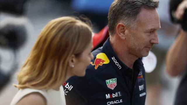 Christian Horner, jefe de Red Bull, en el paddock del GP de Baréin junto a su mujer, Geri Horner.