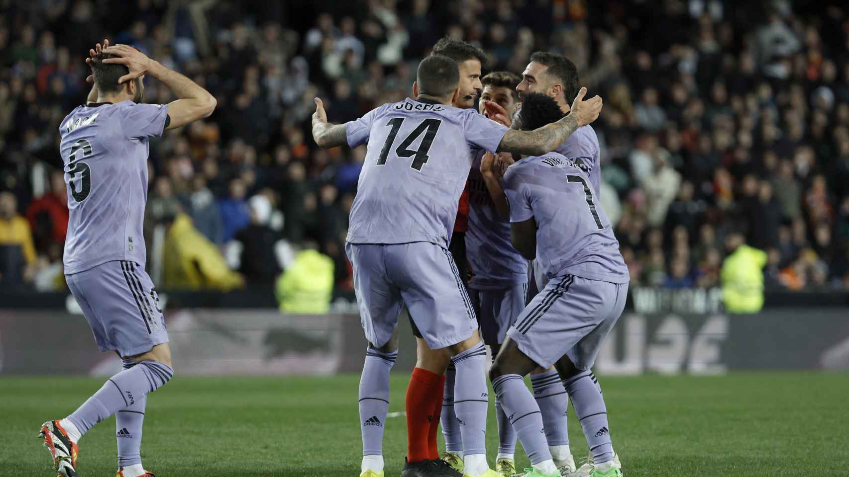 Los jugadores del Real Madrid protestan al colegiado Gil Manzano el gol anulado en el último momento del encuentro