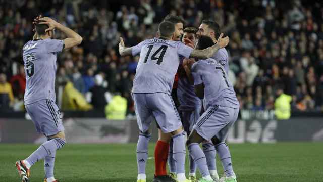 Los jugadores del Real Madrid protestan al colegiado Gil Manzano el gol anulado en el último momento del encuentro.