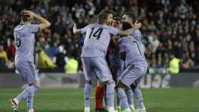 Los jugadores del Real Madrid protestan al colegiado Gil Manzano el gol anulado en el último momento del encuentro.