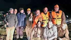 Fotografía en la que se encuentran los seis cazadores retenidos en Turquía.