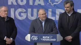El portavoz del PP Miguel Tellado, este domingo durante un acto celebrado en La Coruña, junto a los dirigentes del partido Diego Calvo y Miguel Lorenzo.