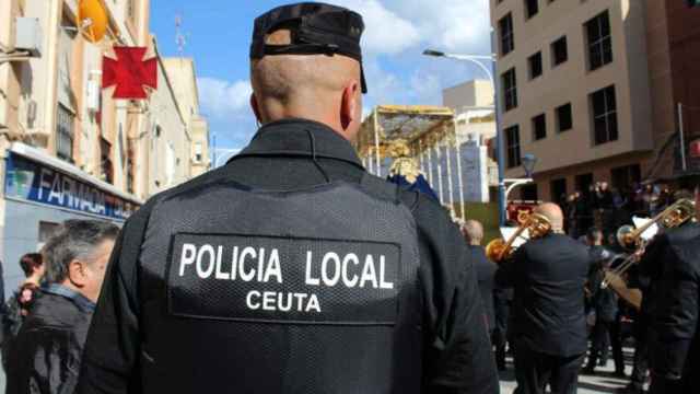Un policía local en las calles de Ceuta. Varios agentes de este cuerpo y de la Policía Nacional y el Ejército han tramitado el cambio de sexo registral.
