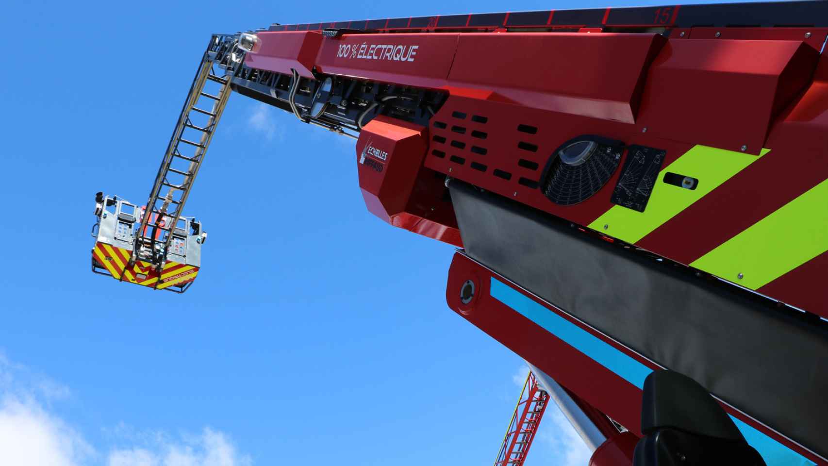 Este vehículo eléctrico de emergencias de bomberos está quipado con una autoescala de 33 metros.