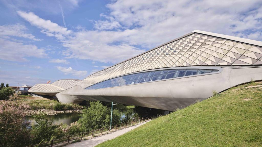 El Pabellón Puente de Zaha Hadid acoge Mobility City.