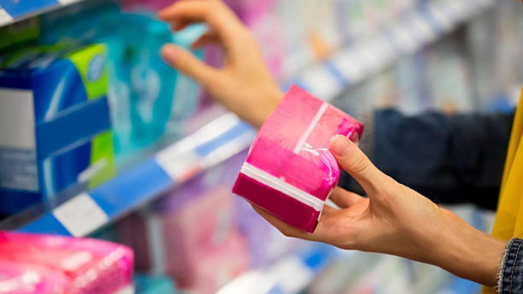Una mujer, seleccionando compresas.