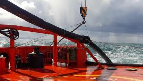 Salvamento Marítimo retira dos tuberías.