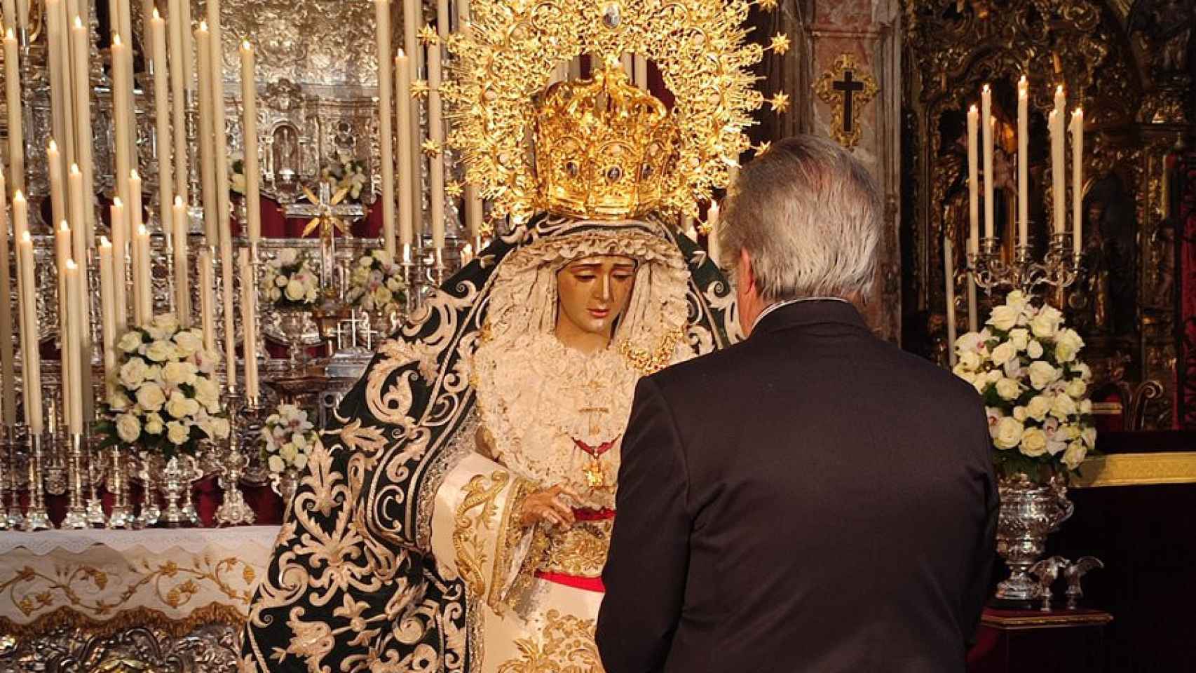 El empresario Ramón Ybarra ante la Virgen de la Hermandad de la Candelaria.