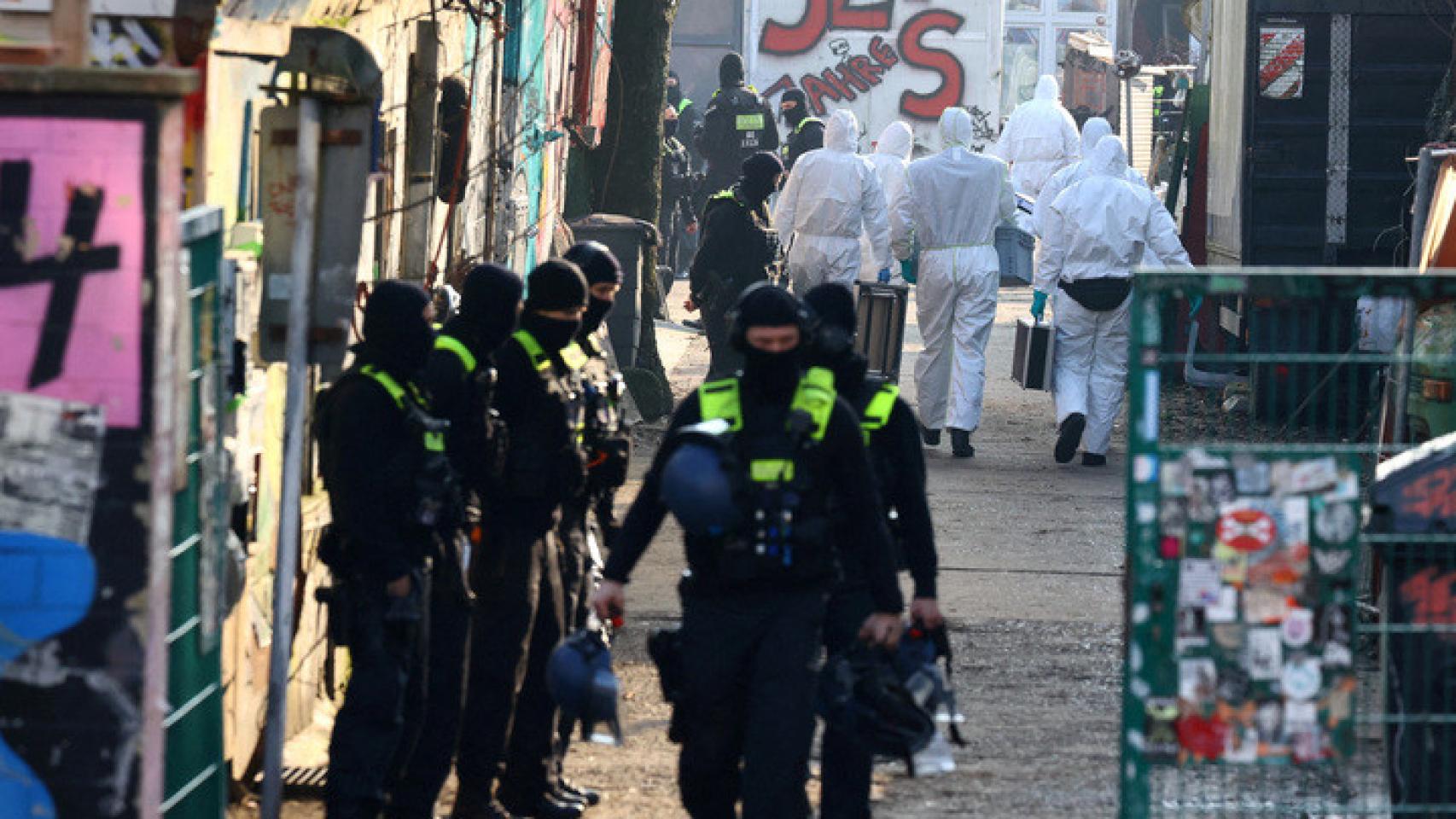 La policía alemana asegura la zona mientras buscan a un presunto militante de la Facción del Ejército Rojo.