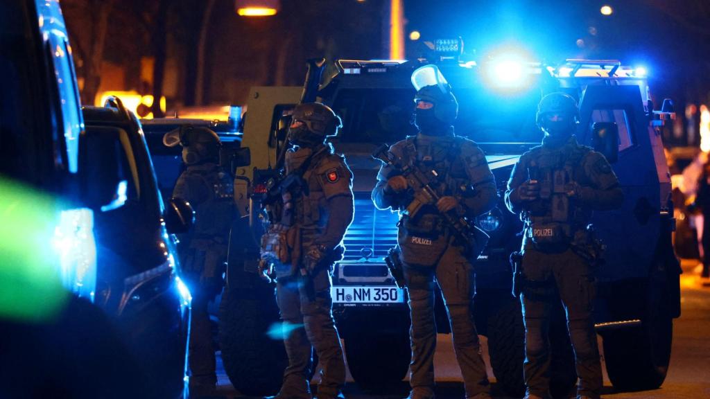 La policía especial protege un edificio en el distrito de Friedrichshain, donde busca a Ernst Volker S. y Burkhard G..