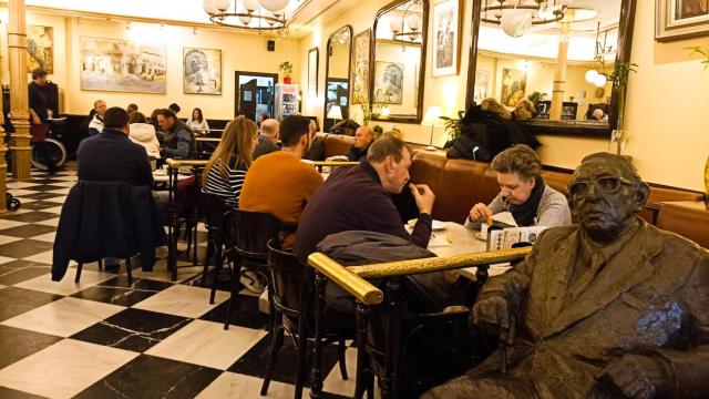 El Café Novelty hoy, lleno de vida, arte y la estatua de Torrente Ballester oteando quién entra y quién sale