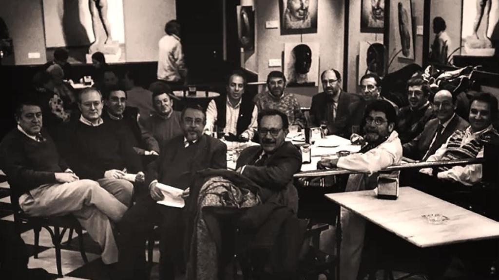 Una tertulia en el Café Novelty, con destacados personajes de la vida local