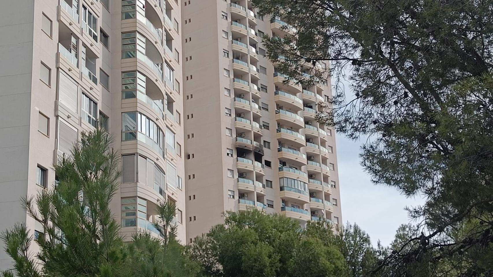 El incendio se ha producido en una vivienda de un edificio de 24 plantas situado en la avenida Mariners de Villajoyosa.