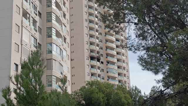 El incendio se ha producido en una vivienda de un edificio de 24 plantas situado en la avenida Mariners en Villajoyosa.