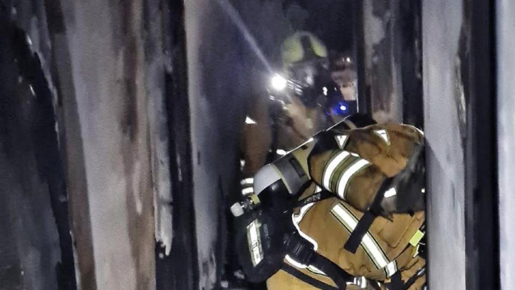 Los bomberos han dado por finalizada la intervención pasadas las 7:30 horas de este lunes.