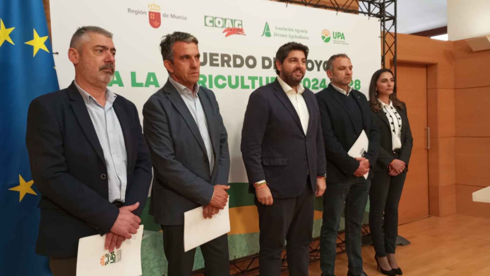 Los representantes de COAG, ASAJA y UPA, este lunes, junto al presidente regional, Fernando López Miras, y la consejera de Agricultura, Sara Rubira.