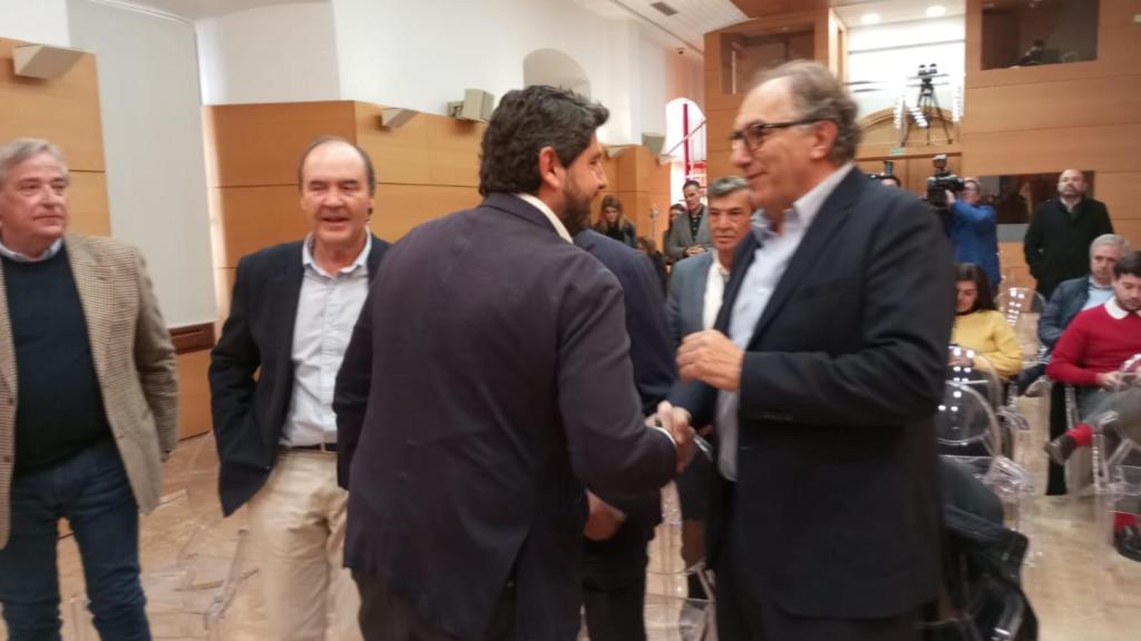 López Miras, este lunes, saludando a los representantes de las organizaciones agrarias.