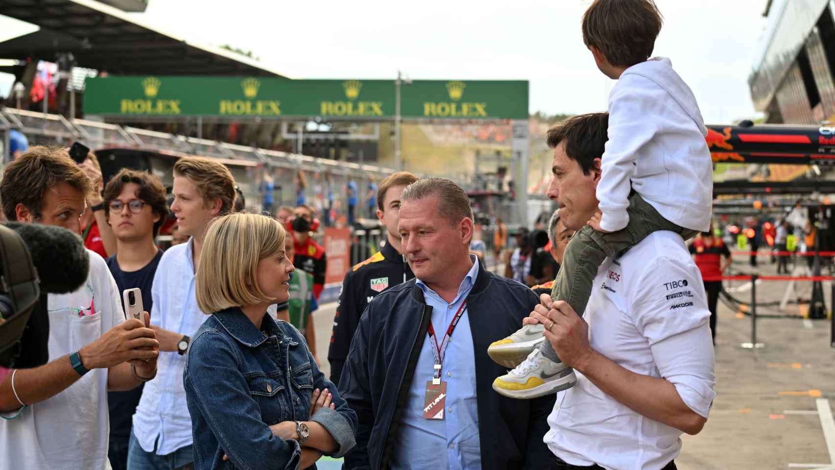 Toto Wolff y su mujer junto a Jos Verstappen, en el GP de Austria 2022