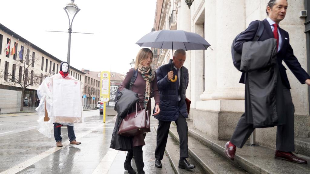 Segunda jornada del juicio por el caso ‘Perla Negra’ en el que se juzga a la excúpula de la Consejería de Economía. El exconsejero delegado de Gesturcal Juan Carlos Sacristán (2D) a su llegada a la Audiencia