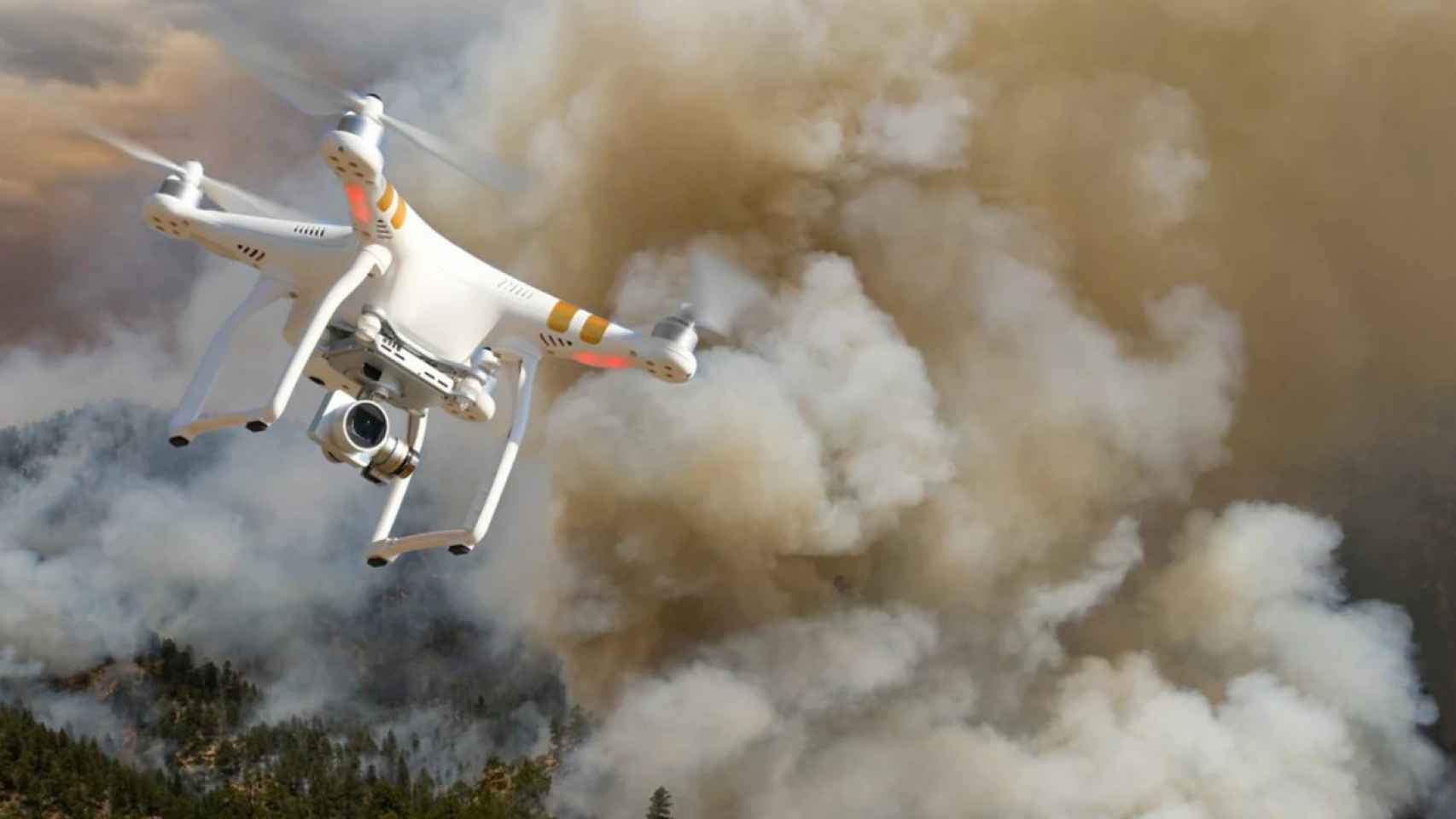 Dron sobrevolando incendio forestal