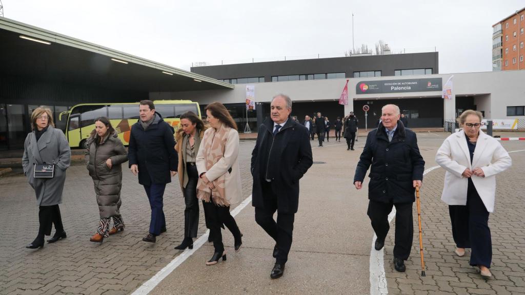 El presidente de la Junta de Castilla y León, Alfonso Fernández Mañueco, junto a la consejera de Movilidad y Transformación Digital María González Corral, entre otras autoridades, visita las obras de remodelación y modernización de la estación de autobuses de Palencia