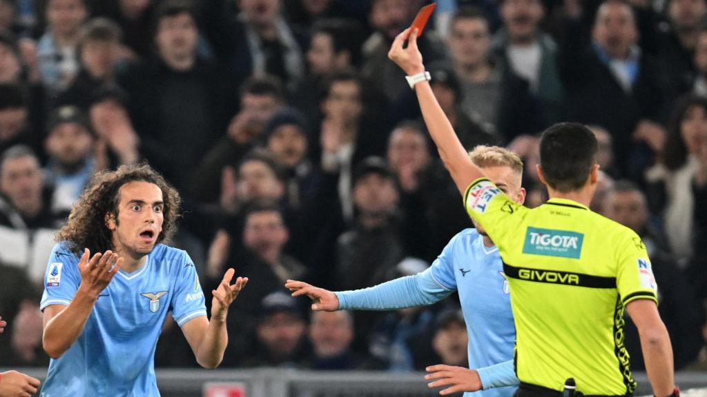 Marco Di Bello, en el momento de expulsar a un jugador de la Lazio.