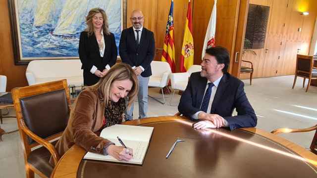 La consellera de Innovación, Industria, Comercio y Turismo, Nuria Montes, junto con el Alcalde de Alicante, Luis Barcala.