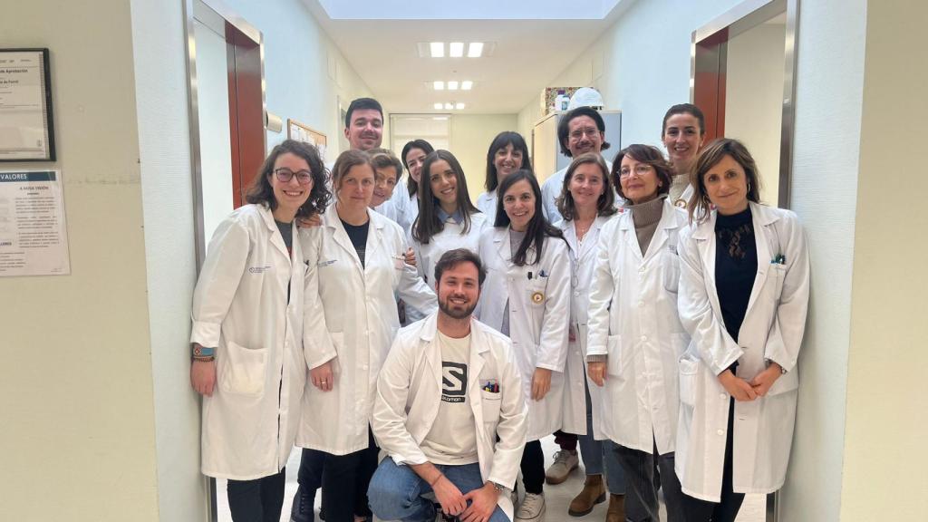 Iria Sanjuan junto a sus compañeros de prácticas en el hospital.