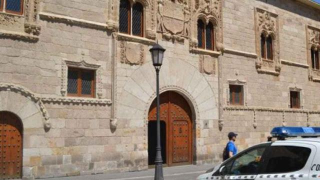 Fechada principal del Palacio de los Momos en Zamora